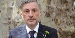 
Месец след инцидента, при който е бил пребит с опасност за живота, известният от участието си в първото издание на ВИП Брадър публицист Любомир Милчев – Денди, продължава да бъде в безсънание
