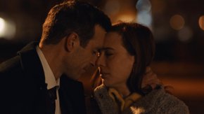 
Желанието на Яна (Весела Бабинова) и адвокат Касимов (Рушен Видинлиев) да открият мъжа, заради когото Татяна (Диана Борисова) е продала апартамента на дъщеря си Ева (Любомира Башева) става причината двамата да прекарват все повече време заедно