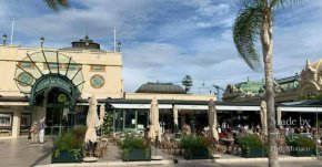 Богато украсеното кафене Café de Paris е привличащо вниманието място в центъра на Монако вече повече от 150 години