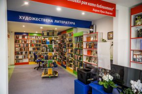 
На откриването присъстваха  посланикът на Украйна Виталий Москаленко, както и ректорът на Нов Български университет г-н Дойнов, чиито сгради се намират на територията на района