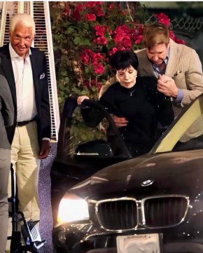 Миналата нощ са снимали Лайза Минели да излиза от ресторант  Il Piccolo, West Hollywood, Лос Анджелис