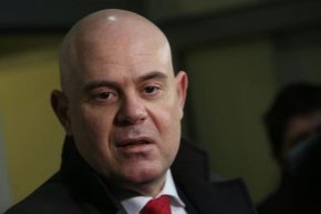 Мога само да кажа за пореден път, че главният прокурор нито наблюдава, нито разследва, нито повдига обвинение, нито задържани освобождава. Има конкретни наблюдаващи прокурори, заяви Гешев