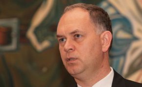 Законът за БНБ е толкова обтекаем, че буквално и магазинерът от магазина под блока може да се кандидатира за шеф на БНБ