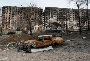 Пред жилищна сграда, разрушена по време на конфликта между Украйна и Русия, се вижда овъглен автомобил в обсадения южен пристанищен град Мариупол, Украйна, 30 март 2022 г. REUTERS/Александър Ермоченко