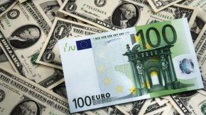 Бретън-Уудската система създаде колективен международен валутен режим, изискващ обвързване на валутата с щатския долар, който на свой ред беше обвързан с цената на златото