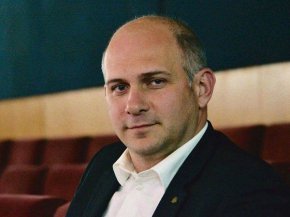 Васил Василев, не Зуека, а директорът на Плевенския театър, преди това на Ловешкия, а и с 1 година стаж като заместник-министър на културата спечели безапелационно конкурса за директор на Народния театър