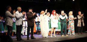  

Шоуменът Венци Мартинов, който на 1 април празнува професионалния си празник, откри музикалния хит-парад със специално написан от него скеч, представящ носителя на наградата „Певец на годината“ за дебют