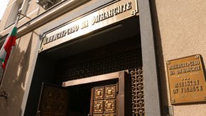 
От Министерството на финансите не посочват каква е била постигнатата доходност от заявките за облигациите, но очакваха те да са в размер на 1,5%