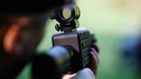 Мъж на 26 години от монтанския квартал „Кошарник“ е прострелял с пневматична пушка две момчета на 10 и 11 години от същия квартал, които си играели в двора на местното училище. Инцидентът е станал към 18,55 часа в понеделник