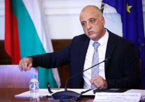  

По-рано днес началникът на кабинета на Кирил Петков Лена Бориславова обяви, че на оперативно заседание на Министерски съвет единодушно е прието решение да се отправи предложение до президента за освобождаване от длъжност на началника на НСО бригаден ген. Емил Тонев
