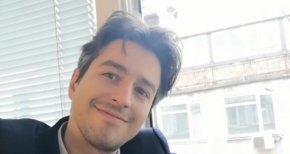 То е заснето посред бял ден от него в кабинета му