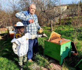 Георги Иванов заедно с внуците
