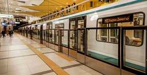 
Въпреки че софийското метро е доста по-модерно от берлинското и това ясно се вижда на кадъра, където освен немските мотриси, които се движат по нашата Трета зелена линия, се вижда и по-съвременната ни система за допуск на влакчетата, които са и безпилотни, по неизвестна причина българското правителство, по-конкретното Министерството на финансите, използва илюстрация от Германия за националния План за възстановяване и устойчивост, който след 2 години мъки пробутахме на Урсула фон дер Лайен в края на миналата седмица