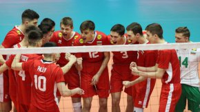 Първият гейм бе равностоен, но българите успяха да спечелят с 27:25 след атака на рожденика Ерик Стоев, син на селекционера Мартин Стоев