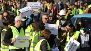 Напрежението в пътния бранш отново ескалира. Строителни фирми излизат на национален протест и заплашват с блокади. Протестни действия ще има в цялата страна, предаде бТВ.

 

В София протестиращите се събраха в 9:00 ч. пред Народното събрание, а в 10:00 ч. блокираха и ще се отправят към Министерството на финансите