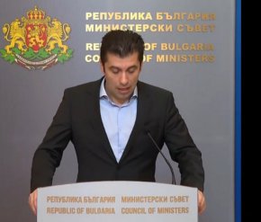 Другата част от екипажа - трима българи и двама украински граждани, включително и капитана на кораба, са останали по свое желание", поясни Петков
