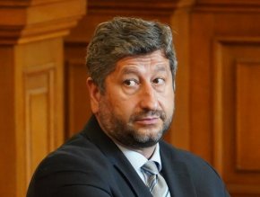 
Иванов посочи, че България се намира в абсолютно безпрецедентна ситуация, по думите му никога не е било толкова сложно - политически, геополитически и икономически и добави, че това се случва в момент, в който българската политическа система няма език, на който да произведе съгласие