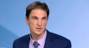 След освобождаването на заместник-министър Атанас Добрев, който беше свързан с това задкулисие, схемите си продължават, политизацията си продължава, войната в горите си продължава. Това заяви пред БНР Александър Дунчев, депутат от ПП,