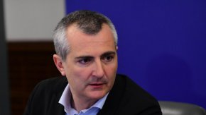 Димитър Илиев не е просто съветник оттук нататък. Очаквам проблемите, за които той сигнализира, да бъдат приоритизирани. Време е да променим цялата структура как се вършат нещата“, каза Петков