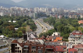 
65% от домакинствата в страната живеят в дву- и тристайни жилища (70% в градовете и 49% в селата)