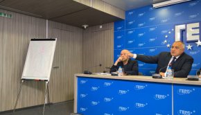 Бойко Борисов показва табло с обяснения как да не се вдигне цената на тока