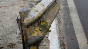  Недопустимо е да остават неремонтирани, защото са по-опасни и не са във вид, в който могат да изпълняват функцията си, когато водач допусне грешка", това каза за NOVA Диана Русинова от Европейския център за транспортни политики