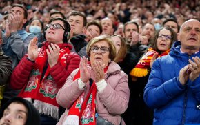Привържениците на "Анфийлд" изпяха "You'll Never Walk Alone" в седмата минута на снощния сблъсък в лигата между двата отбора и се присъединиха към феновете на своите ожесточени съперници в безупречно уважавана минута аплодисменти