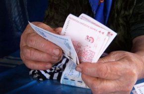 Инфлацията вече стигна 12,4%, но реално за хората с ниски доходи, които пазаруват само стоки от първа необходимост, е много по висока. Точно тези стоки скочиха с над 30%