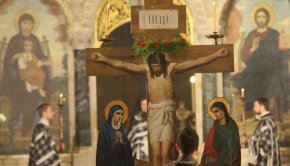 Пилат си измива ръцете, за да не падне кръвта на Христа върху него и Го предава на войниците. За присмех те възлагат на главата Му трънен венец вместо корона и Го повеждат към Голгота - лобното място за разпъване на кръст на разбойниците и враговете на империята.