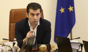 „Не трябва просто да вдигнем ветото за започване на преговори на РСМ за Европейския съюз, ние трябва да преместим ветото. Промяната на конституцията да се случи преди първата от многото глави, които трябва да се отворят“, заяви Петков