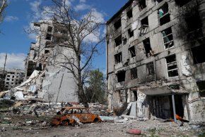 
Семейство, което двамата мъже се опитали да евакуират от Запорожие, по-късно било задържано и разпитано от руски войници, които ги попитали дали доброволците са "британски шпиони", разказва Брайн пред CNN