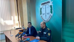 

Престъплението е извършено на 27 април около 11 ч. Семейството украинци - мъж на 48г. и жена на 32г., са били нападнати в апартамент в затворен комплекс в Свети Влас, където са били настанени, заедно с 8-месечното им бебе и възрастна жена