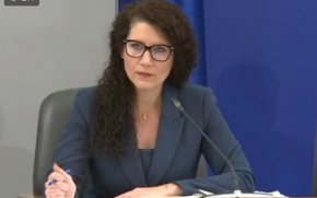 В събота Константинова написа във Facebook, че техниката в “Български пощи” е предимно “втора употреба”, а “инвестициите в информационна сигурност и защита на данните са били системно неглижирани" в предходното правителство