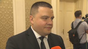 
    Но когато е жега, трябва да застанете с лицата си, а не да се криете зад партийни декларации Станислав Балабанов, депутат от "Има такъв народ"