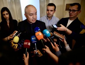 Върху Българската социалистическа партия, върху парламентарната група и върху представители на БСП не е оказван натиск от никого.“ Това заяви председателят на парламентарната група на “БСП за България“ Георги Свиленски в кулоарите на Народното събрание