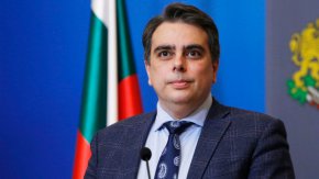 
Разговорът е воден преди обявеното днес в Европейския парламент предложение на Европейската комисия всички страни в ЕС да спрат доставките на руски нефт от ноември, а на руски горива - от края на годината