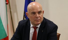 Обвинител номер едно настоява да бъдат отменени всички разпоредби, свързани със статута на магистратите и служителите, промяната в подсъдността на делата, сроковете за влизане в сила на определени текстове от закона