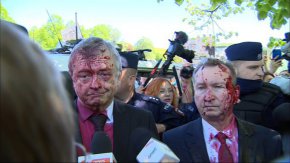 
Според изданието атаката е извършена от украинци, които протестират срещу руската инвазия в Украйна