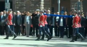 
По-рано държавният глава поднесе цветя пред Паметника на незнайния воин в София по случай отбелязването на 77-ата годишнина от победата над нацизма