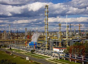Засега няма такава заплаха, но ако се случат пак крайни проявления на забрани на руския петрол, нищо не можем да гарантираме. Засега нито логистика, нито технологии са отработени", каза той и допълни, че, ако спрат танкерите, спира и "Лукойл