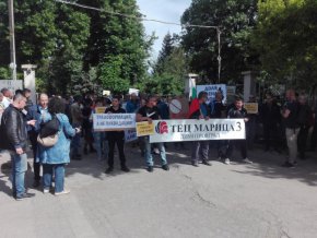 
    По време на протеста се чуваха скандирания „Не убивайте българската енергетика!“, „Искаме работа, а не глад!“, „Днес „зелен“ режим, утре режим  на тока!“ и още много други