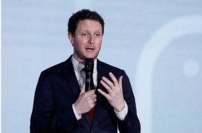 Държавният секретар по европейските въпроси на Франция Клеман Боне говори на Европейската железопътна среща на върха в Сен Дени, близо до Париж, Франция, 21 февруари 2022