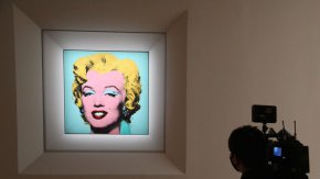 
Картината "Shot Sage Blue Marilyn" е част от серия от пет портрета на Монро, които Уорхол прави след смъртта ѝ през 1962 г.