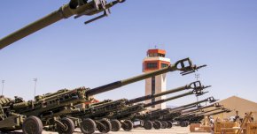 155-милиметрови буксируеми гаубици M777 на Корпуса на морската пехота на САЩ са разположени на летателната линия преди да бъдат натоварени на самолет C-17 Globemaster III на ВВС на САЩ в базата на въздушния резерв Марч, Калифорния