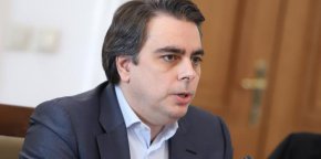 Още като служебен министър Василев твърдеше, че приходите в бюджета от концесионни такси са твърде ниски, а канадският инвеститор "Дънди Прешъс" трябва да плаща повече отчисления за добива на злато