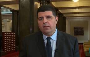 Бизнесът има право да протестира, но дългосрочни договори е могло да бъдат подписани и преди една година, и преди две. Така сега нямаше да усетят инфлацията. Вината не е на бизнеса, а на предната власт, която ги съветваше да излизат на борсата ден напред", подчерта Мирчев