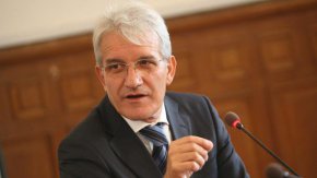 По думите му кабинетът е трябвало досега да направи план за извънредни ситуации с преглед на горивата в държавния резерв, какви са възможностите за доставка на горива, възможно ли е в Лукойл да се обработва друг петрол освен руски