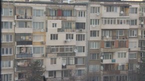 
Последната промяна на Наредбата за цените на общинските имоти е била през 2013 г., когато базовата стойност на кв. м площ общинско жилище е определена на 680 лв. за монолитно строителство и 485 лв. за панелно