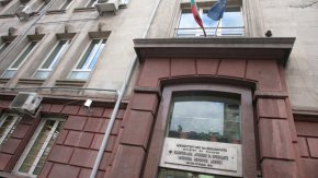 Контролните действия са част от мащабна кампания на приходната агенция, насочена към дружества, посочили в счетоводните си баланси значително увеличение на наличните в склада стоки, материали или продукция за 2020 г