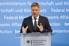 
От началото на инвазията на 24 февруари Германия е подложена на натиск от страна на Украйна и други европейски държави да постигне напредък в откъсването си от руските енергийни доставки